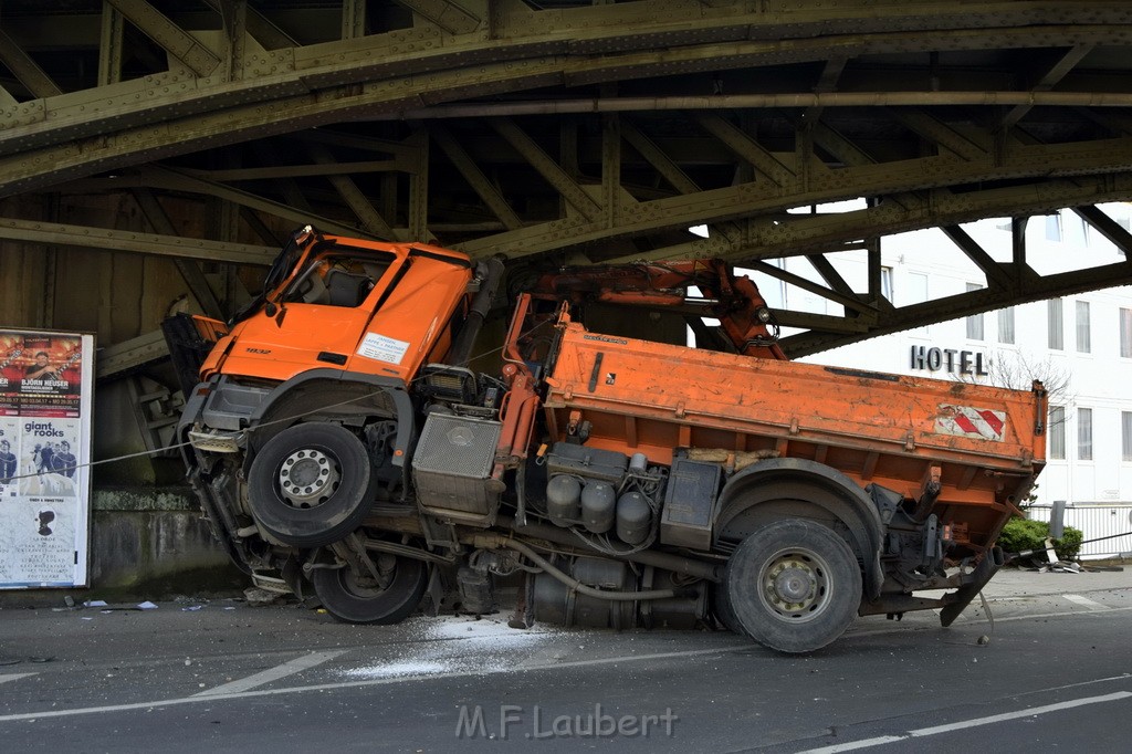 LKW blieb unter Bruecke haengen Koeln Deutz Deutz Muelheimerstr P006.JPG - Miklos Laubert